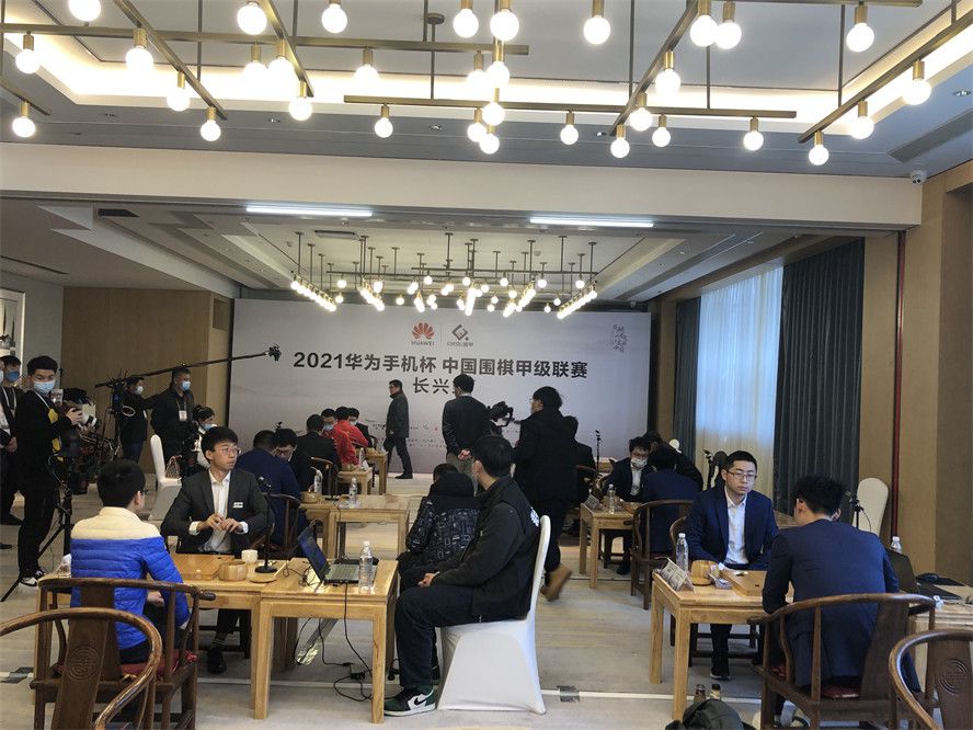 报道称，虽然有传言说安切洛蒂将离开皇马执教巴西国家队，但皇马消息人士告诉该媒体，本赛季至今，皇马对安切洛蒂的工作非常满意，目前已经非常接近签署续约协议。